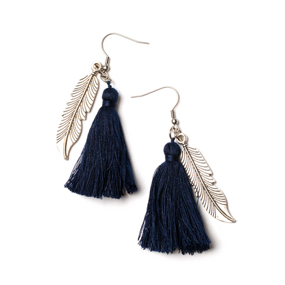 Boucles d'oreilles à pompons avec breloque feuille