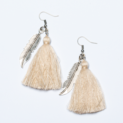 Boucles d'oreilles à pompons avec breloque feuille