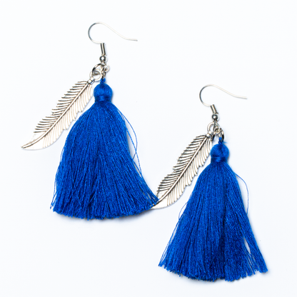 Boucles d'oreilles à pompons avec breloque feuille