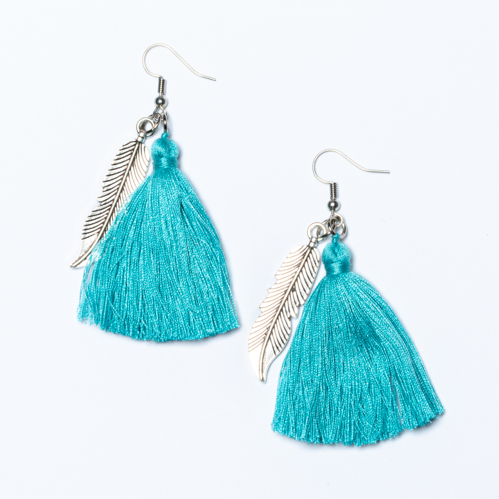 Boucles d'oreilles à pompons avec breloque feuille