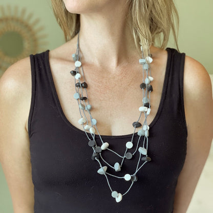 Collier pépites et disques de résine