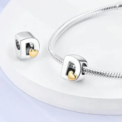 Breloque initiale en argent sterling 925 avec cœur en or