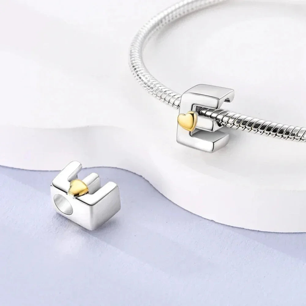 Breloque initiale en argent sterling 925 avec cœur en or