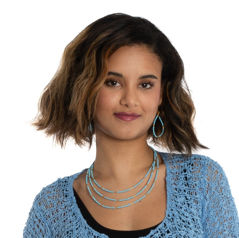 Collier triple rang de perles de rocaille avec accents dorés