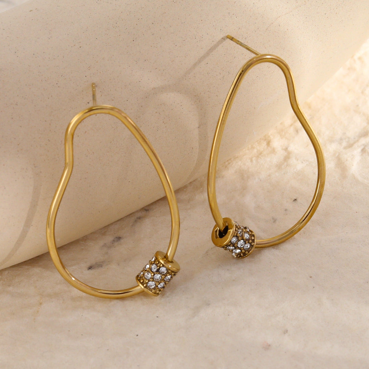 Boucles d'oreilles créoles irrégulières SIMAN avec pavé de zircones en or