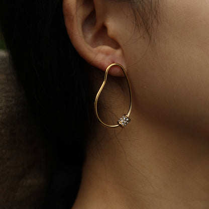 Boucles d'oreilles créoles irrégulières SIMAN avec pavé de zircones en or