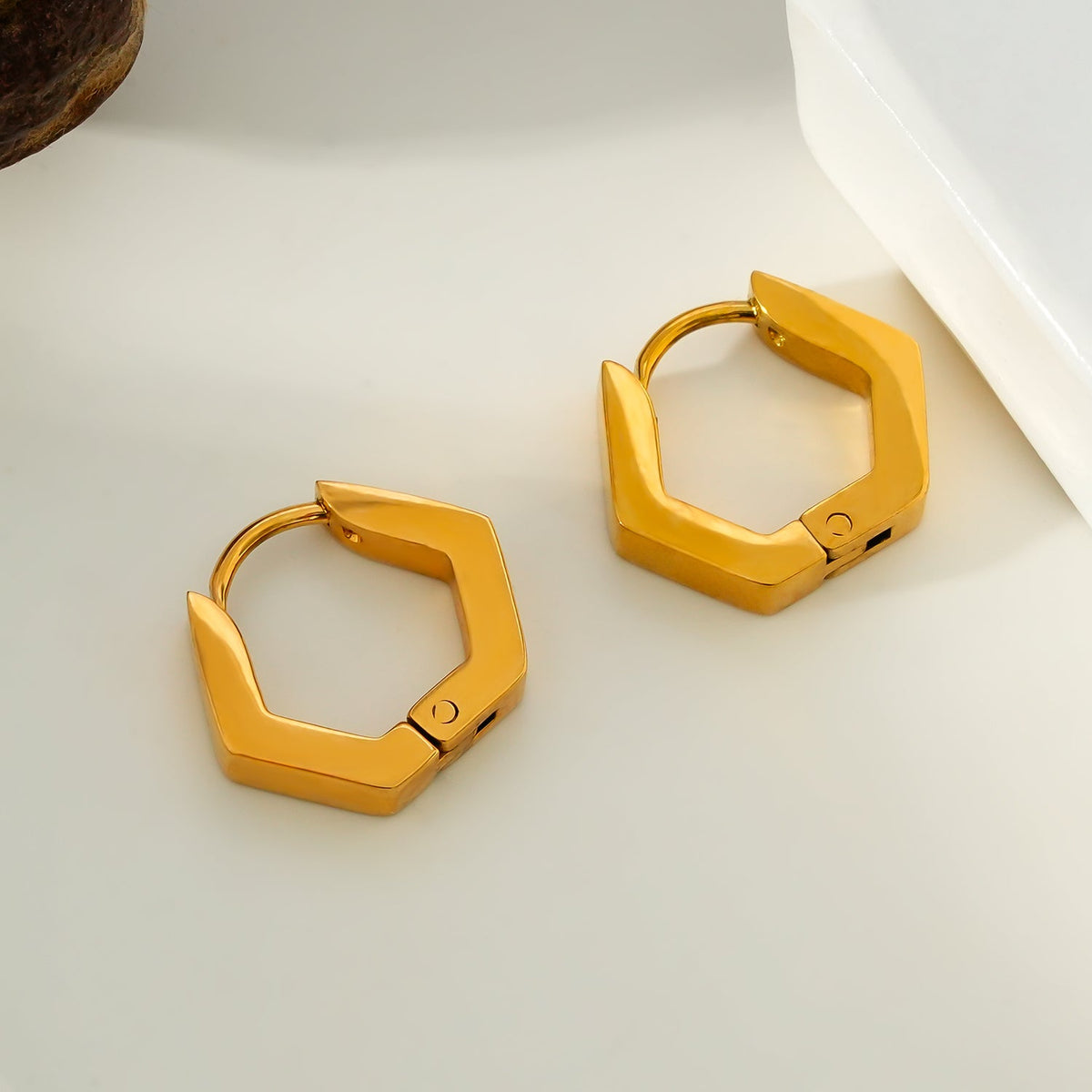 SITKA : Boucles d'oreilles mini-créoles pentagone à cinq côtés