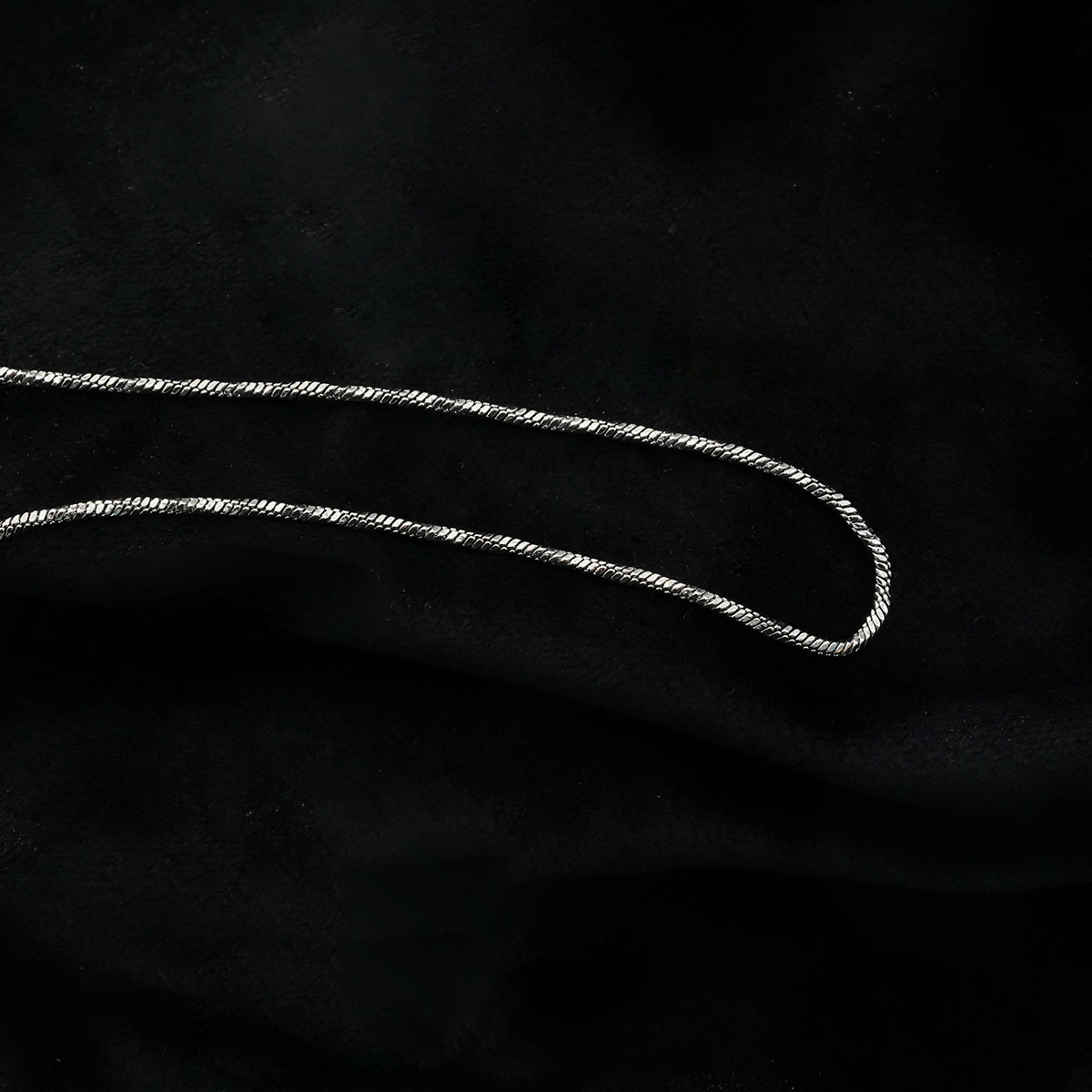 SKAGWAY : Collier en chaîne, textures torsadées minimalistes, en argent (or blanc)