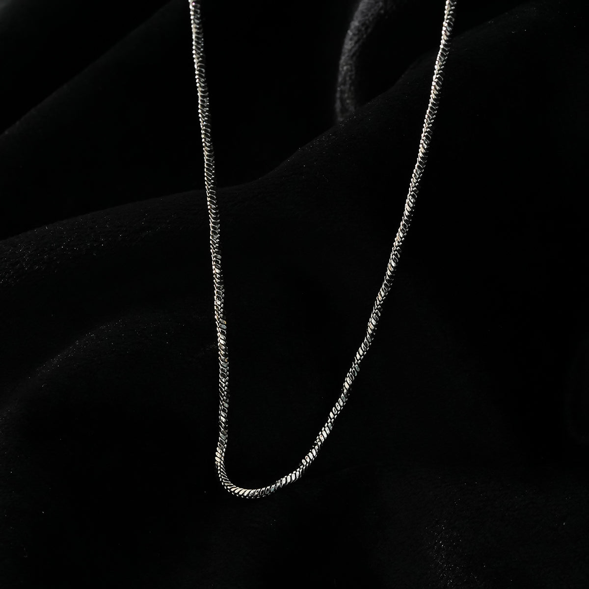 SKAGWAY : Collier en chaîne, textures torsadées minimalistes, en argent (or blanc)