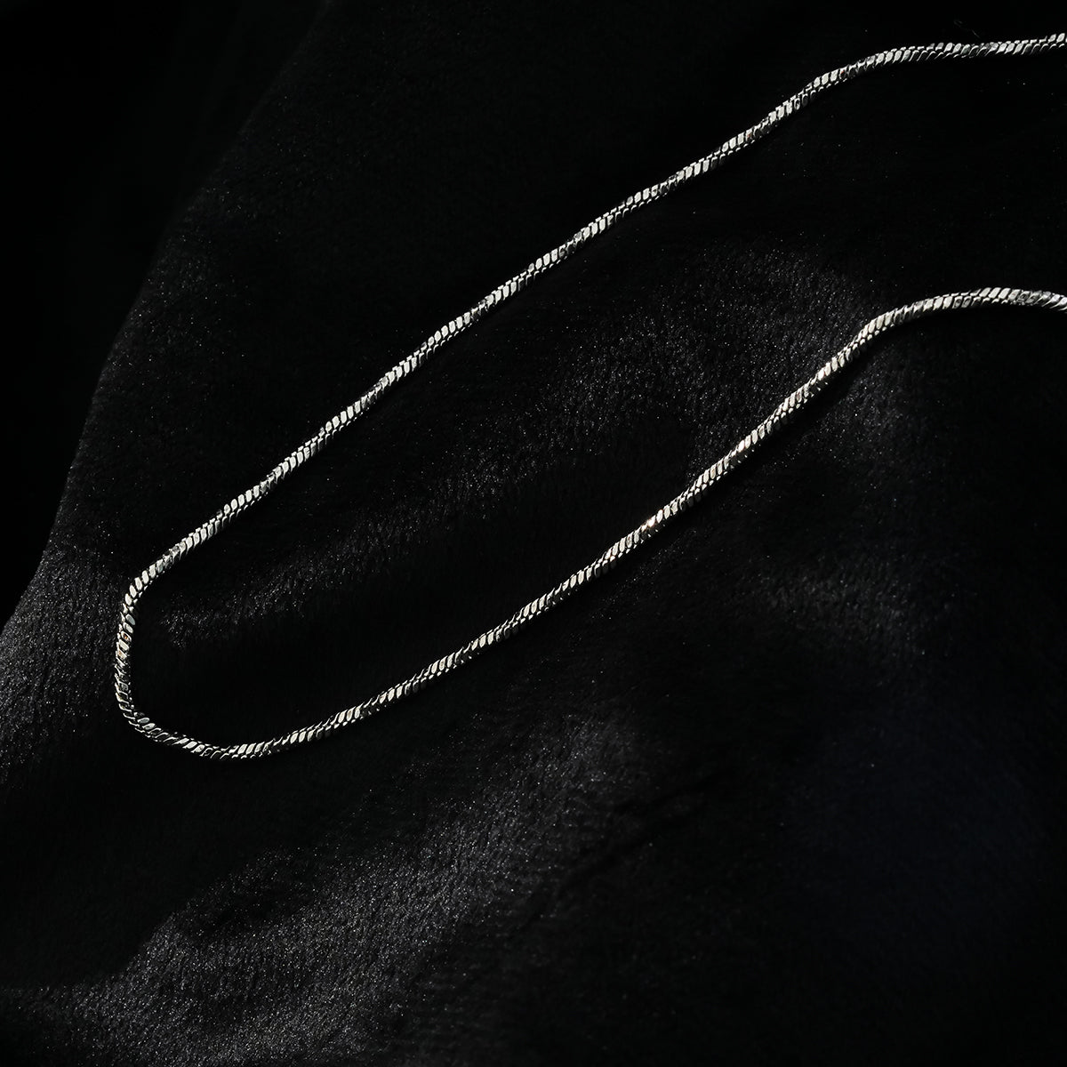 SKAGWAY : Collier en chaîne, textures torsadées minimalistes, en argent (or blanc)