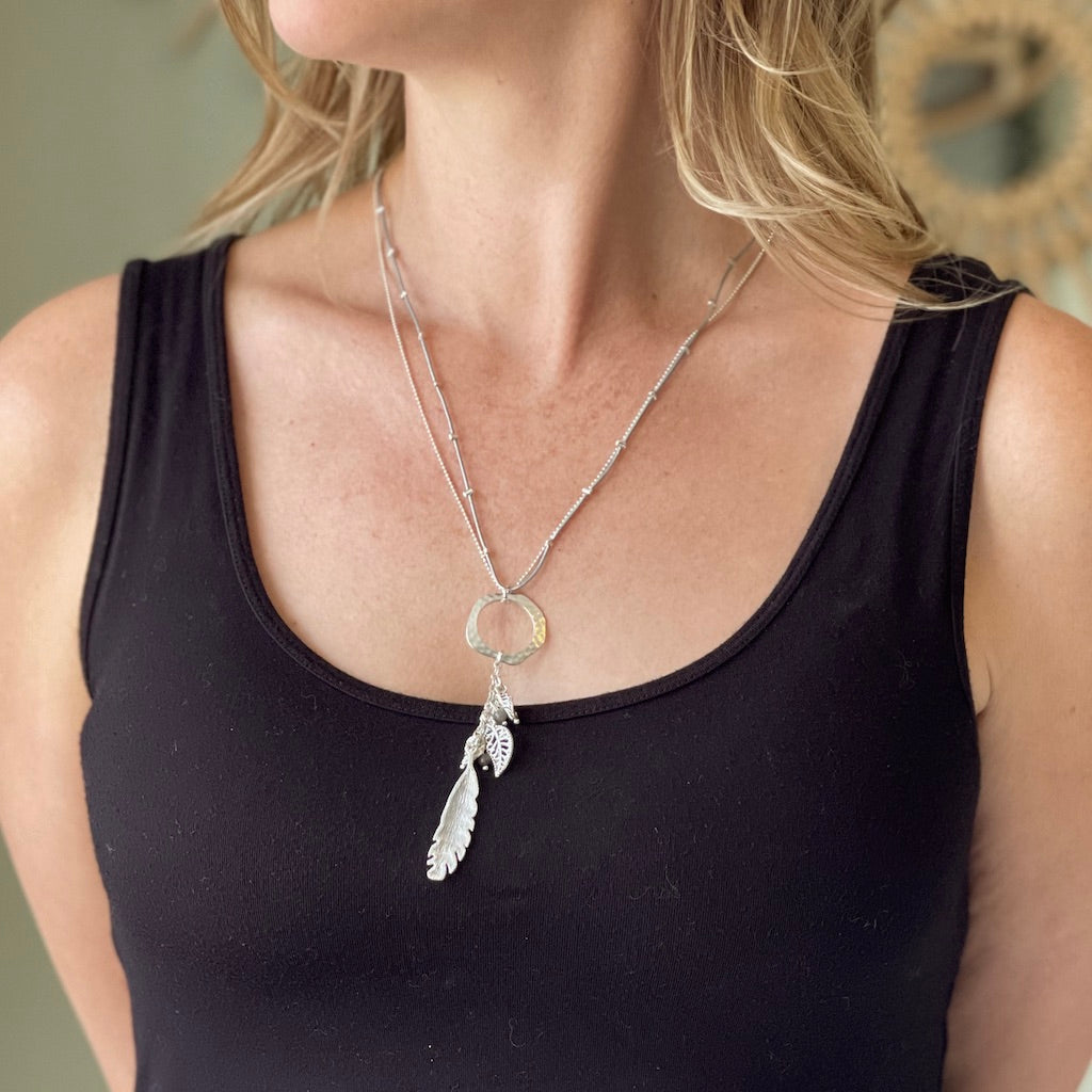 Collier Anneau Martelé Avec Breloques Feuille En Plaqué Argent