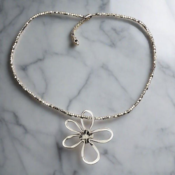 Collier fleur ouverte en plaqué argent