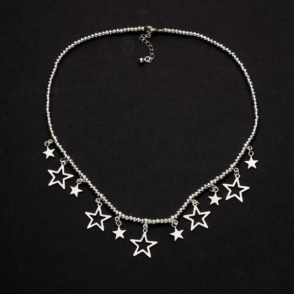 Collier court plaqué argent avec étoiles pendantes