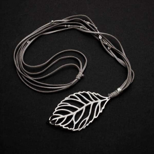 Collier en suédine avec pendentif feuille en plaqué argent