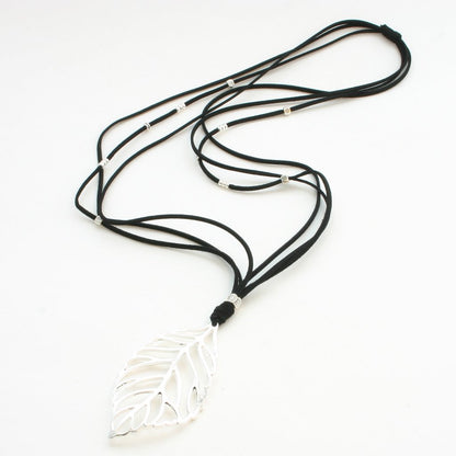 Collier en suédine avec pendentif feuille en plaqué argent