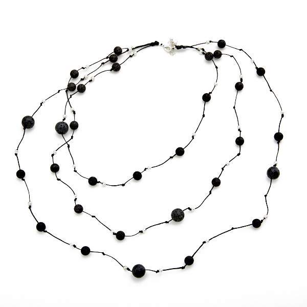 Collier triple rang de perles en pierre de lave et plaqué argent