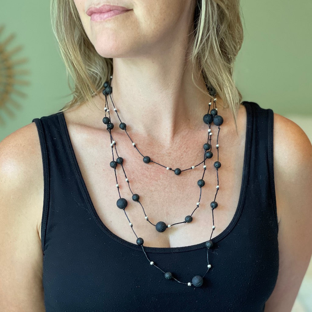 Collier triple rang de perles en pierre de lave et plaqué argent