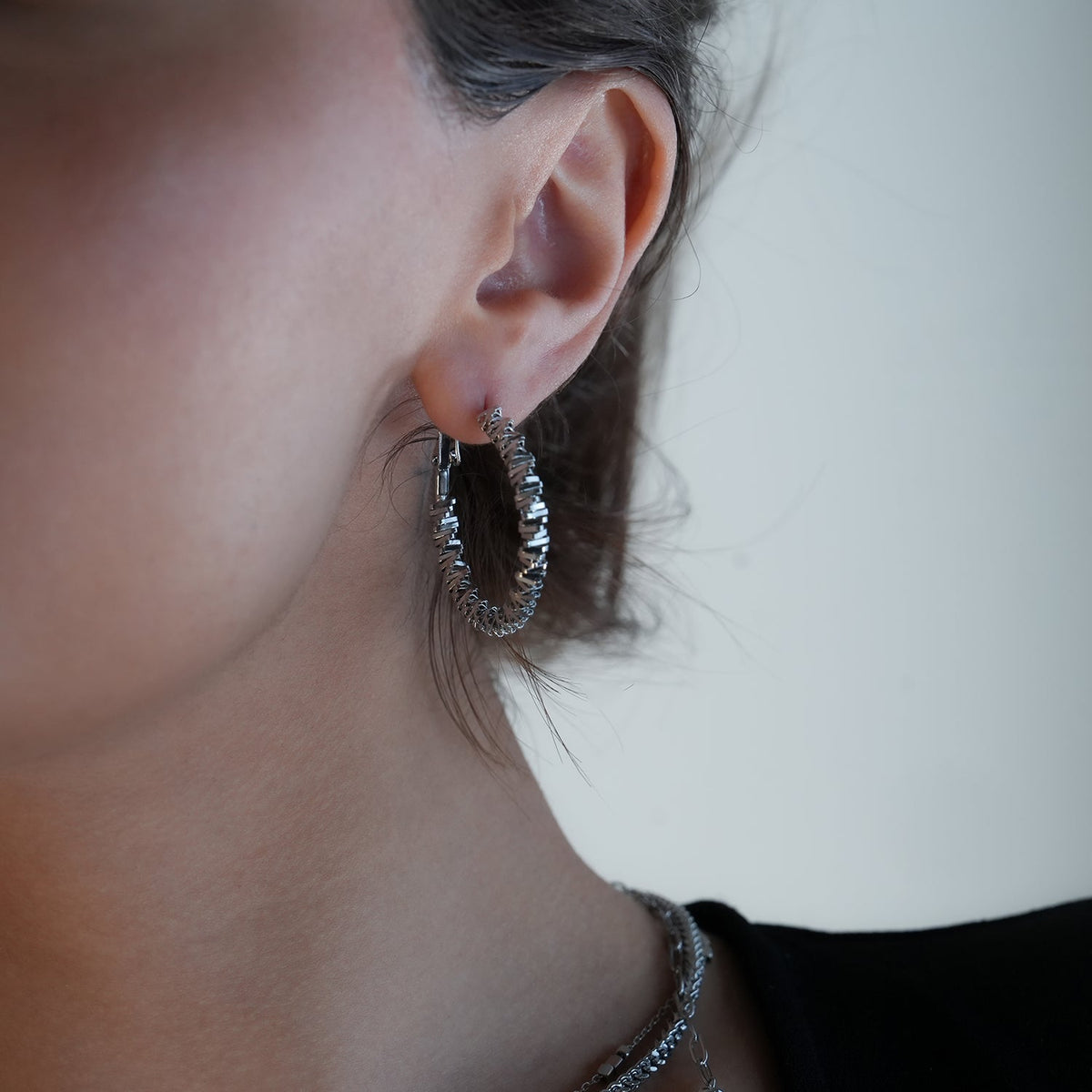 Style SPRINGDALE Silver : Boucles d'oreilles créoles perlées carrées géométriques texturées
