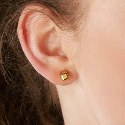 Style SYNNE : Clous d'oreilles minimalistes carrés en perles dorées et argentées