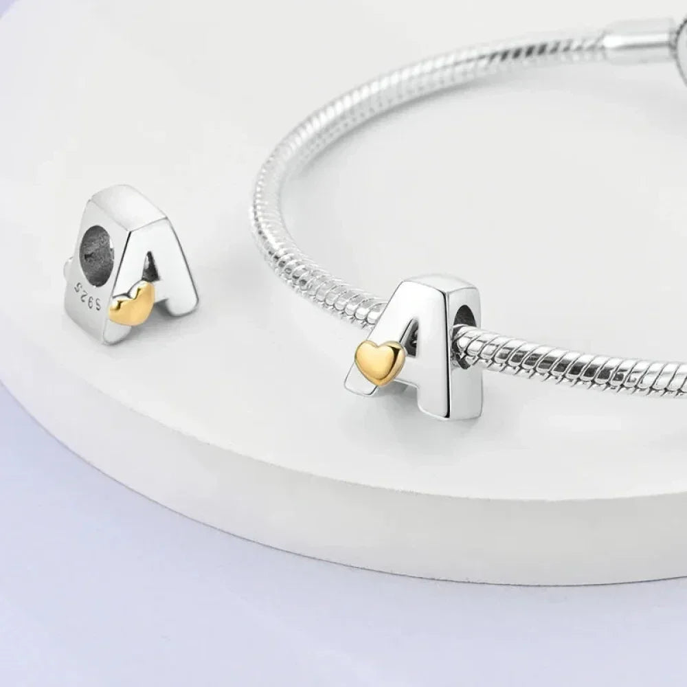 Breloque initiale en argent sterling 925 avec cœur en or