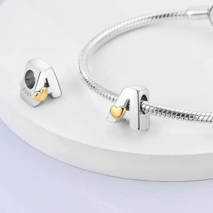 Breloque initiale en argent sterling 925 avec cœur en or