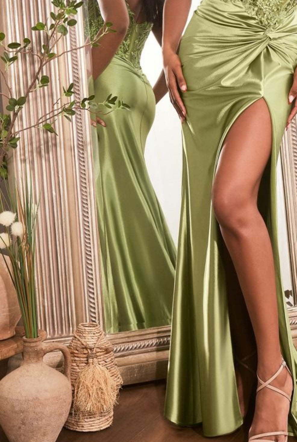 7 COULEURS DISPONIBLES - ROBE DE SOIRÉE EN SATIN AJUSTÉE AVEC CORSAGE ORNÉ