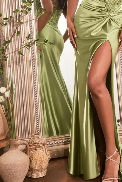 7 COULEURS DISPONIBLES - ROBE DE SOIRÉE EN SATIN AJUSTÉE AVEC CORSAGE ORNÉ