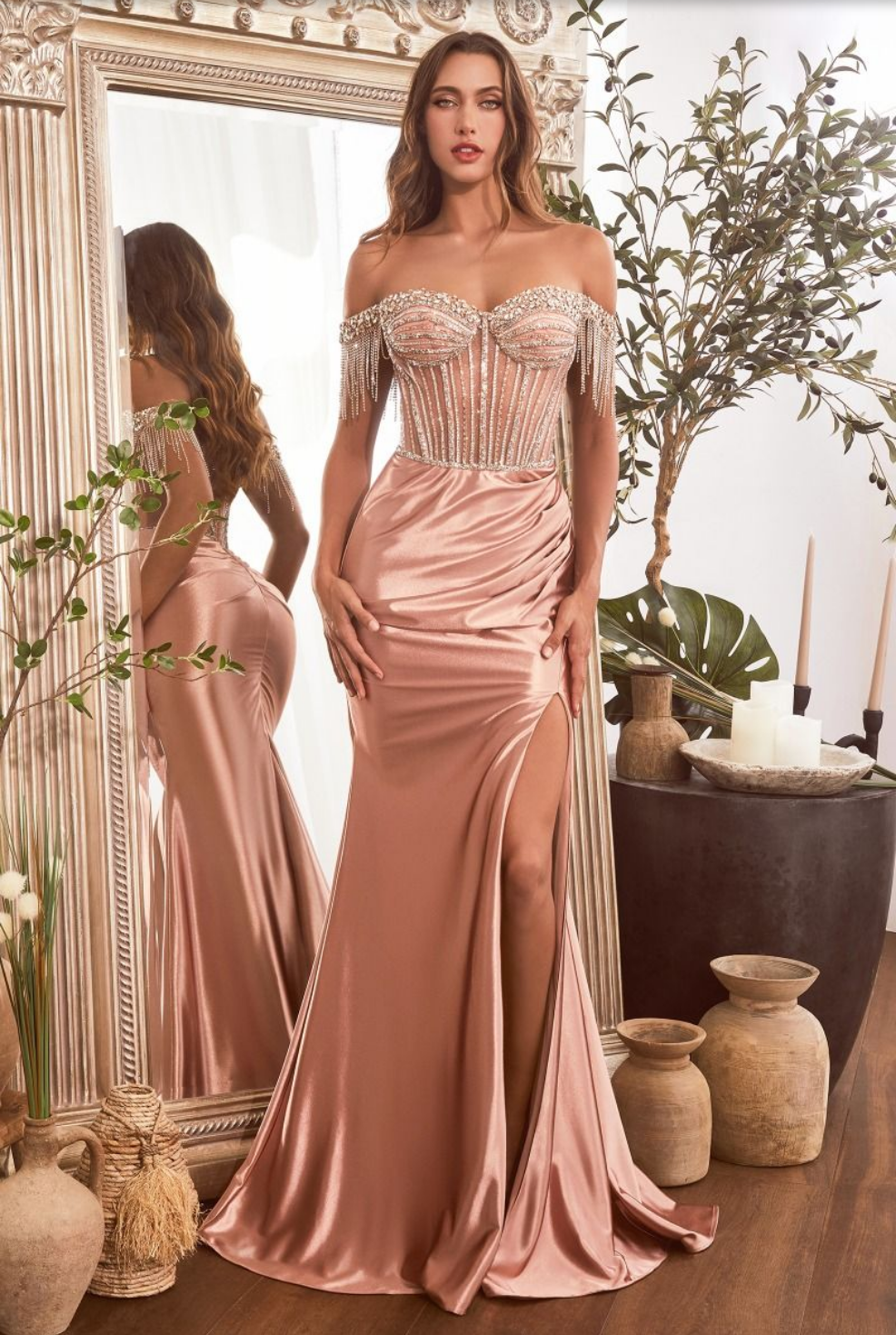 ROBE DE SOIRÉE EN SATIN ORNÉE ÉPAULES DÉNUDÉES