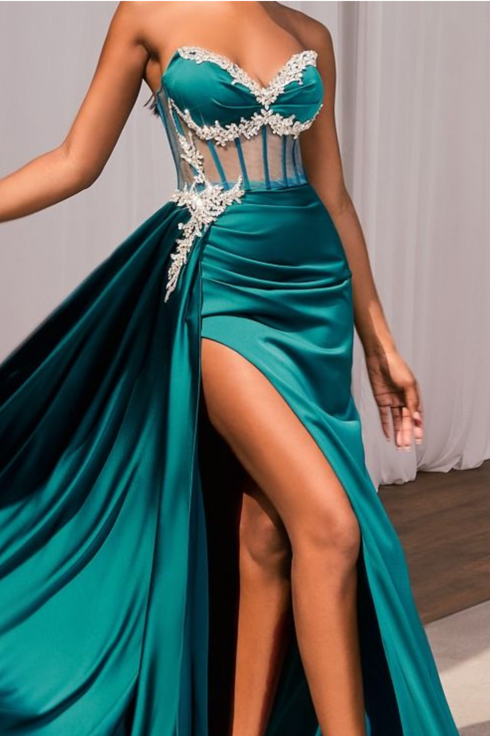 ROBE FOURREAU EN SATIN ORNÉE