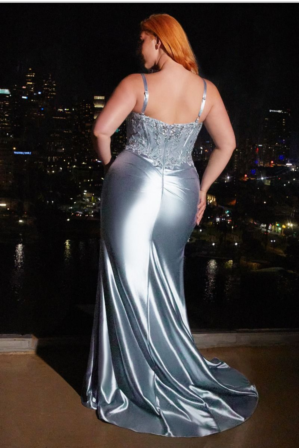 ROBE AJUSTÉE EN SATIN AVEC DÉTAILS EN DENTELLE