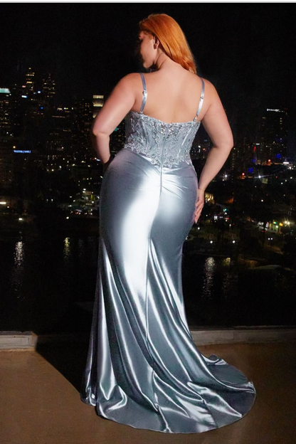 ROBE AJUSTÉE EN SATIN AVEC DÉTAILS EN DENTELLE