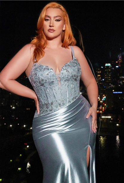 ROBE AJUSTÉE EN SATIN AVEC DÉTAILS EN DENTELLE