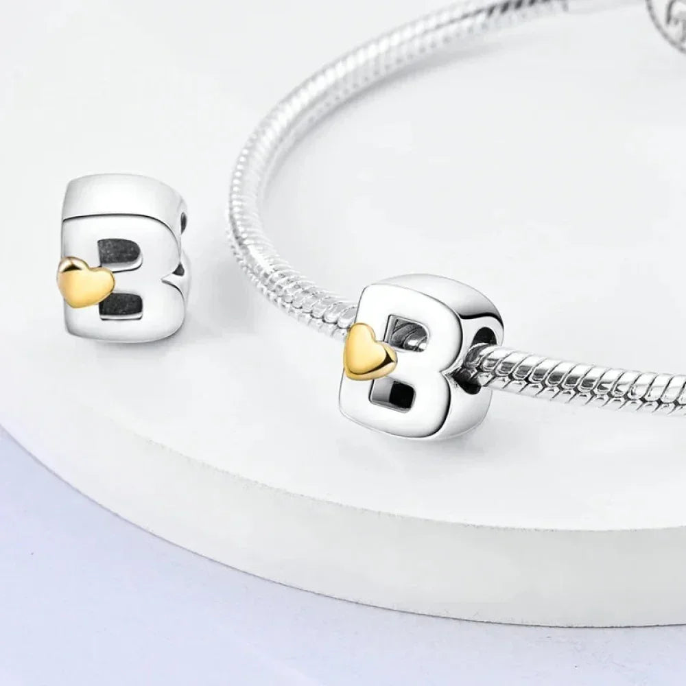 Breloque initiale en argent sterling 925 avec cœur en or