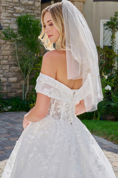 Robe de mariée de bal avec bretelles doubles rabattues, décolleté en V et épaules dénudées
