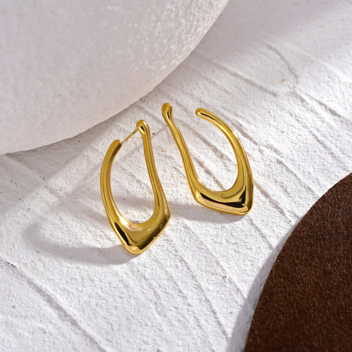 Boucles d'oreilles créoles TARAJI forme abstraite dorées
