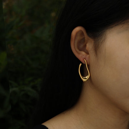 Boucles d'oreilles créoles TARAJI forme abstraite dorées