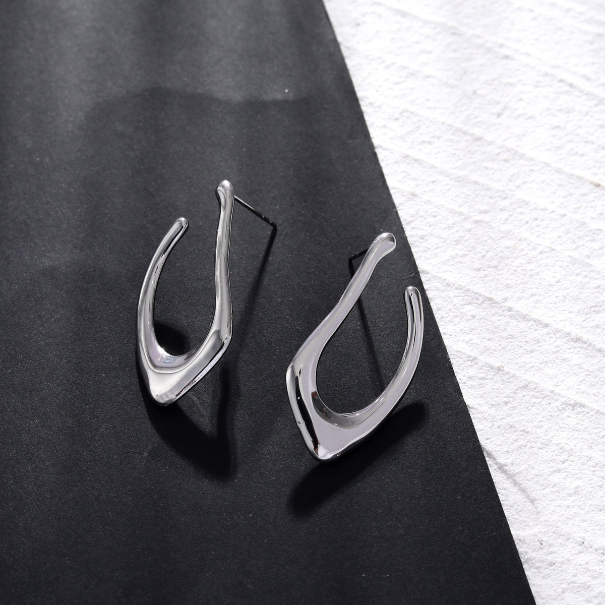 Boucles d'oreilles créoles forme abstraite TARAJI en argent