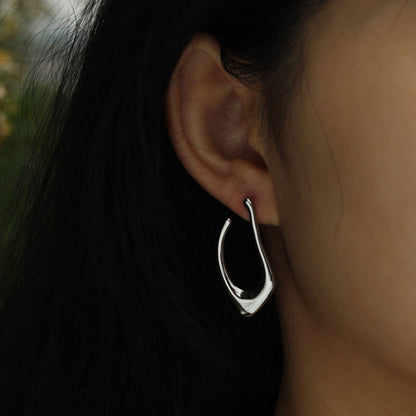 Boucles d'oreilles créoles forme abstraite TARAJI en argent
