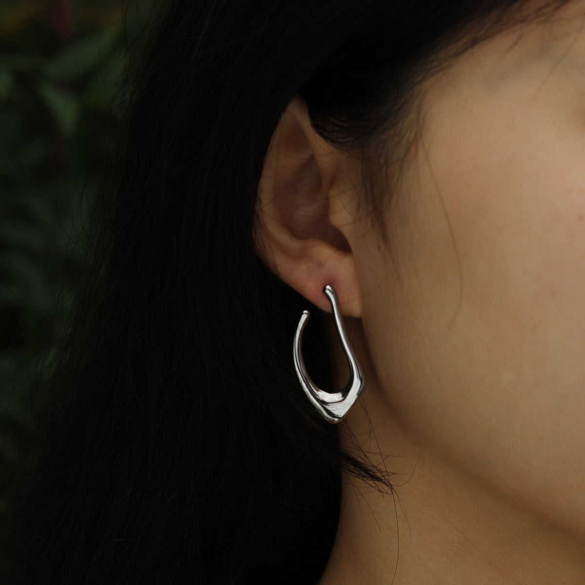 Boucles d'oreilles créoles forme abstraite TARAJI en argent