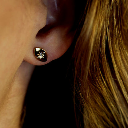 TINDRA : Boucles d'oreilles clous ovales en or avec un solitaire en zircone