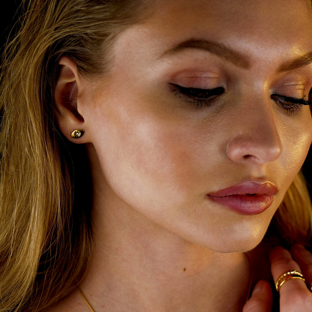 TINDRA : Boucles d'oreilles clous ovales en or avec un solitaire en zircone