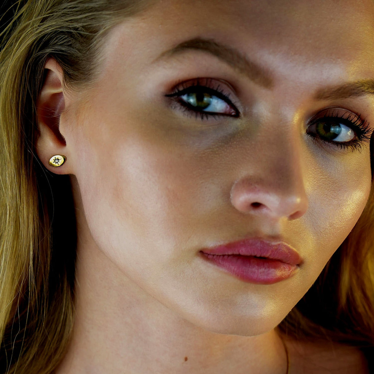 TINDRA : Boucles d'oreilles clous ovales en or avec un solitaire en zircone