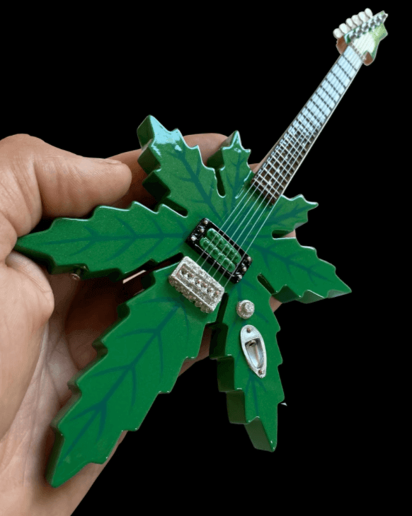 Modèle réduit de guitare miniature Mary Jane Sweet Leaf Cheech & Chong de Tommy