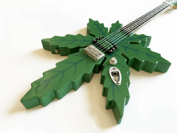 Modèle réduit de guitare miniature Mary Jane Sweet Leaf Cheech & Chong de Tommy