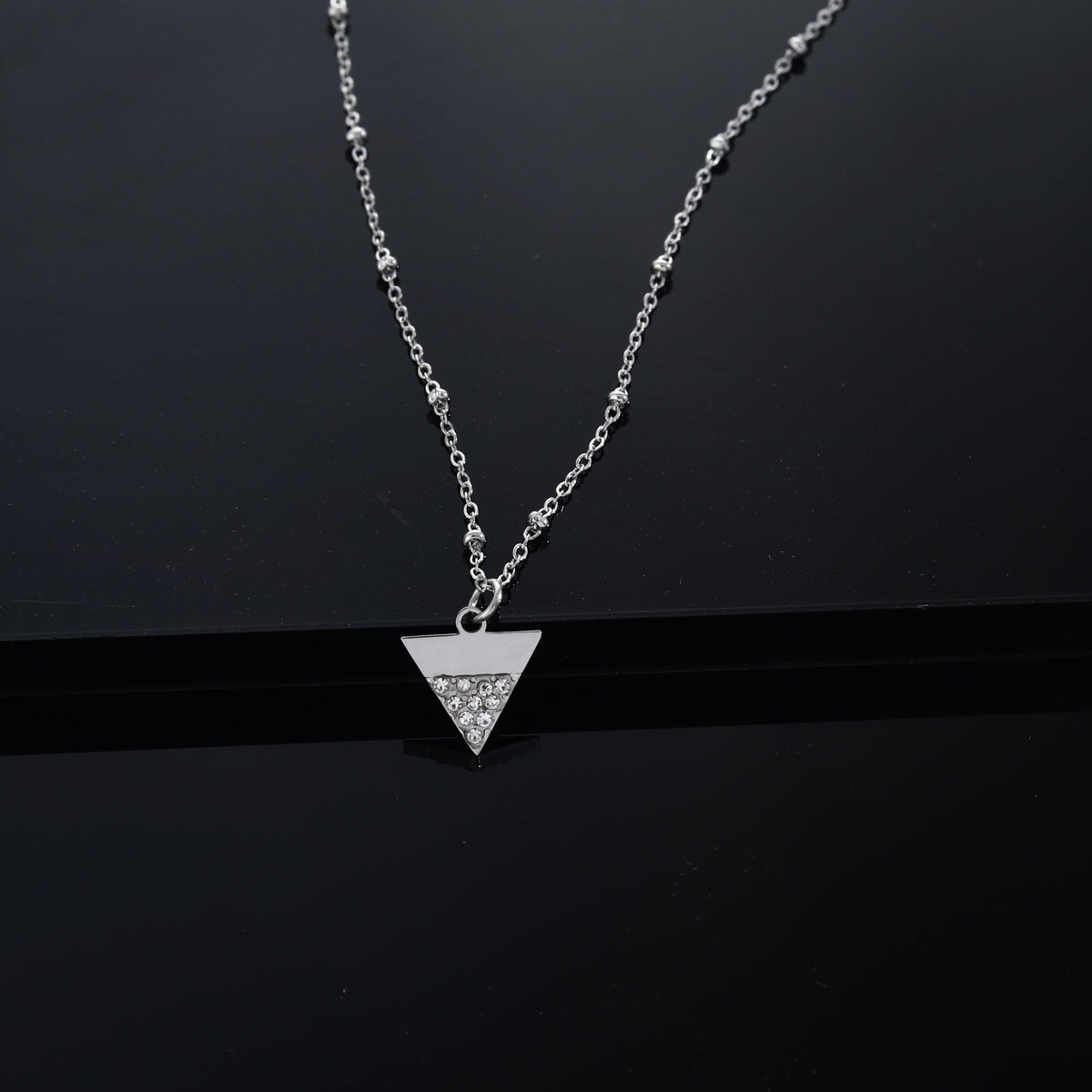 Collier chaîne perlée URIKA avec pendentif triangle pavé de zircons en argent