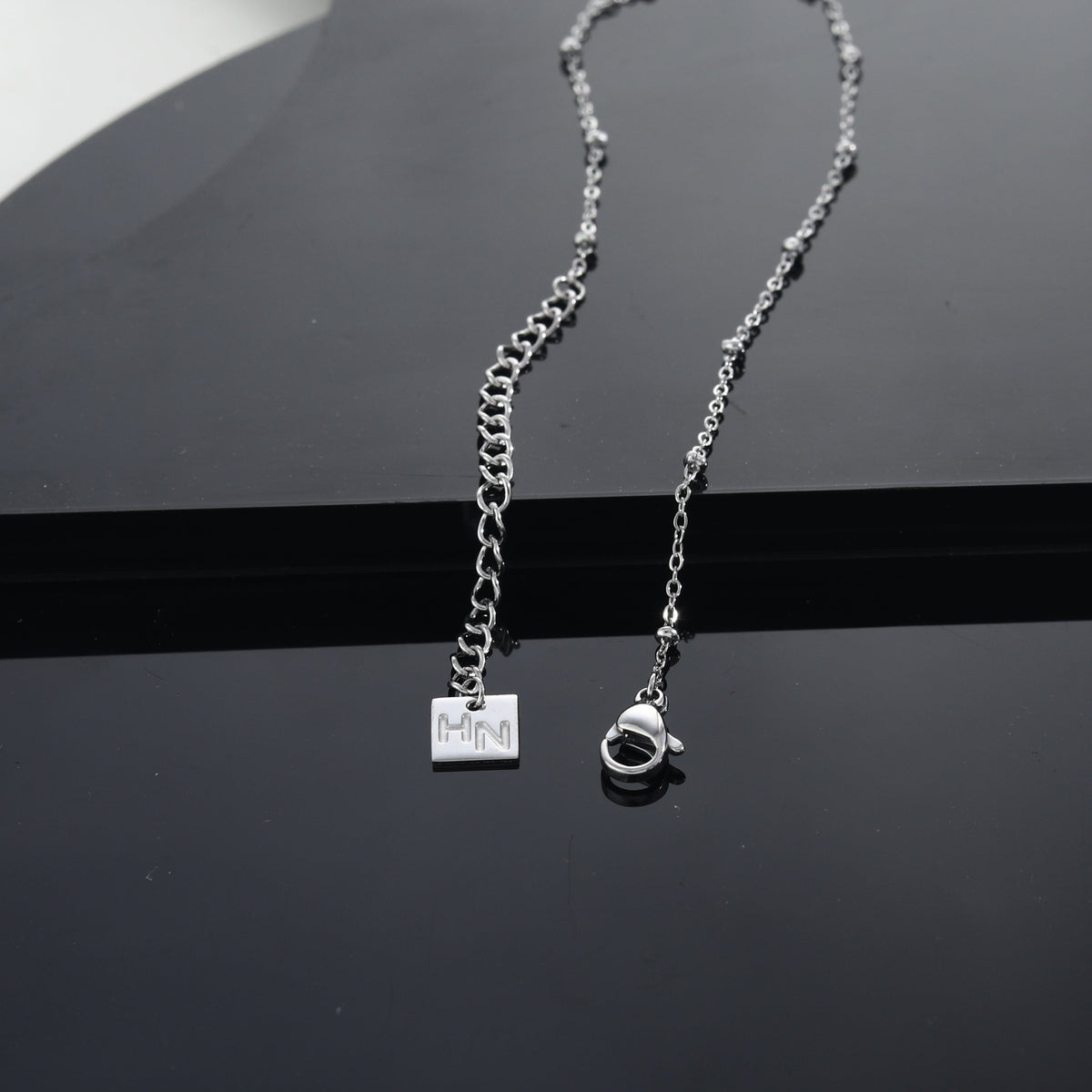 Collier chaîne perlée URIKA avec pendentif triangle pavé de zircons en argent