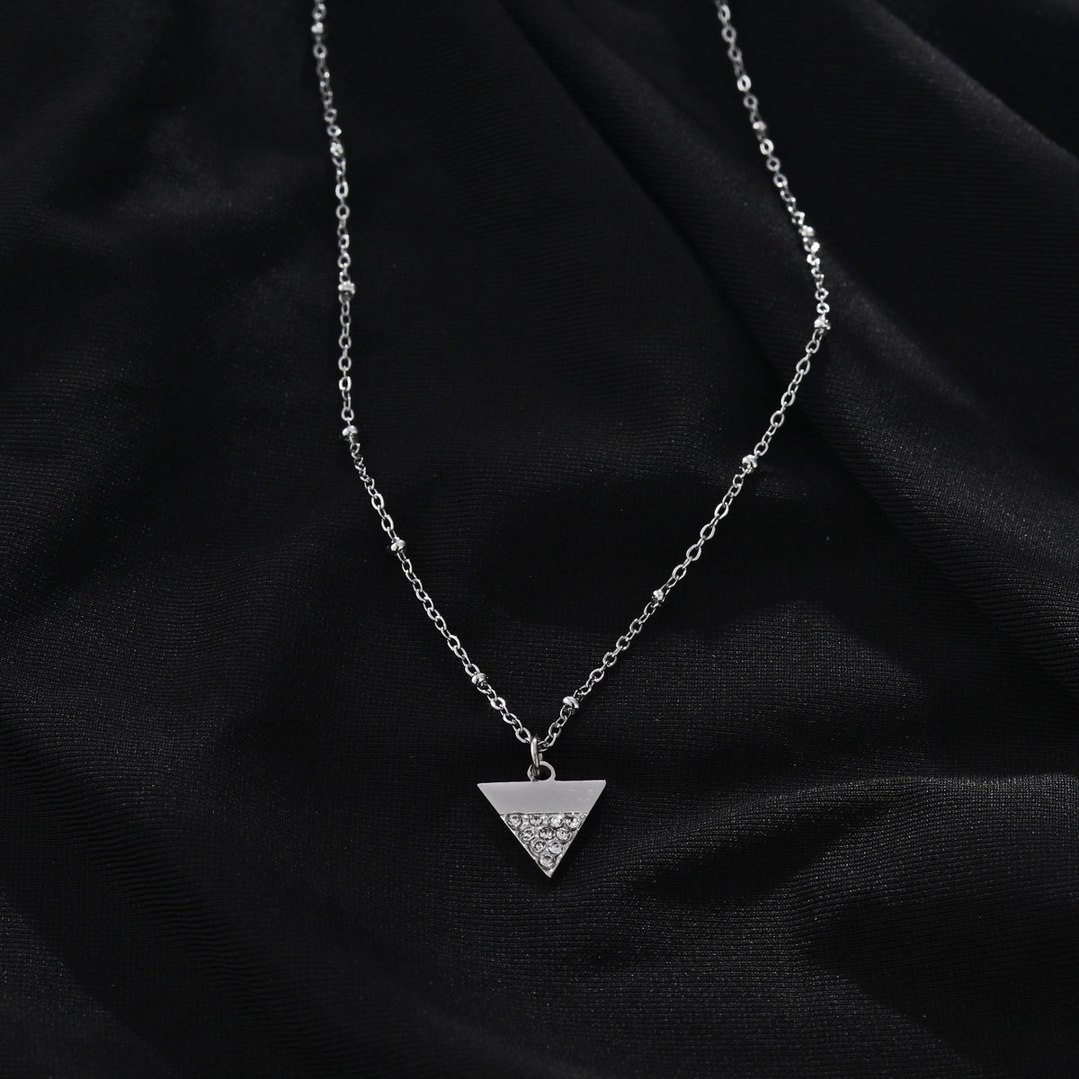Collier chaîne perlée URIKA avec pendentif triangle pavé de zircons en argent