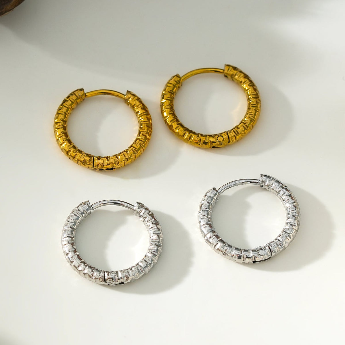 VISCONTA Or Blanc (ton argent) : Finition Ciselée - Boucles d'oreilles mini créoles à surface texturée