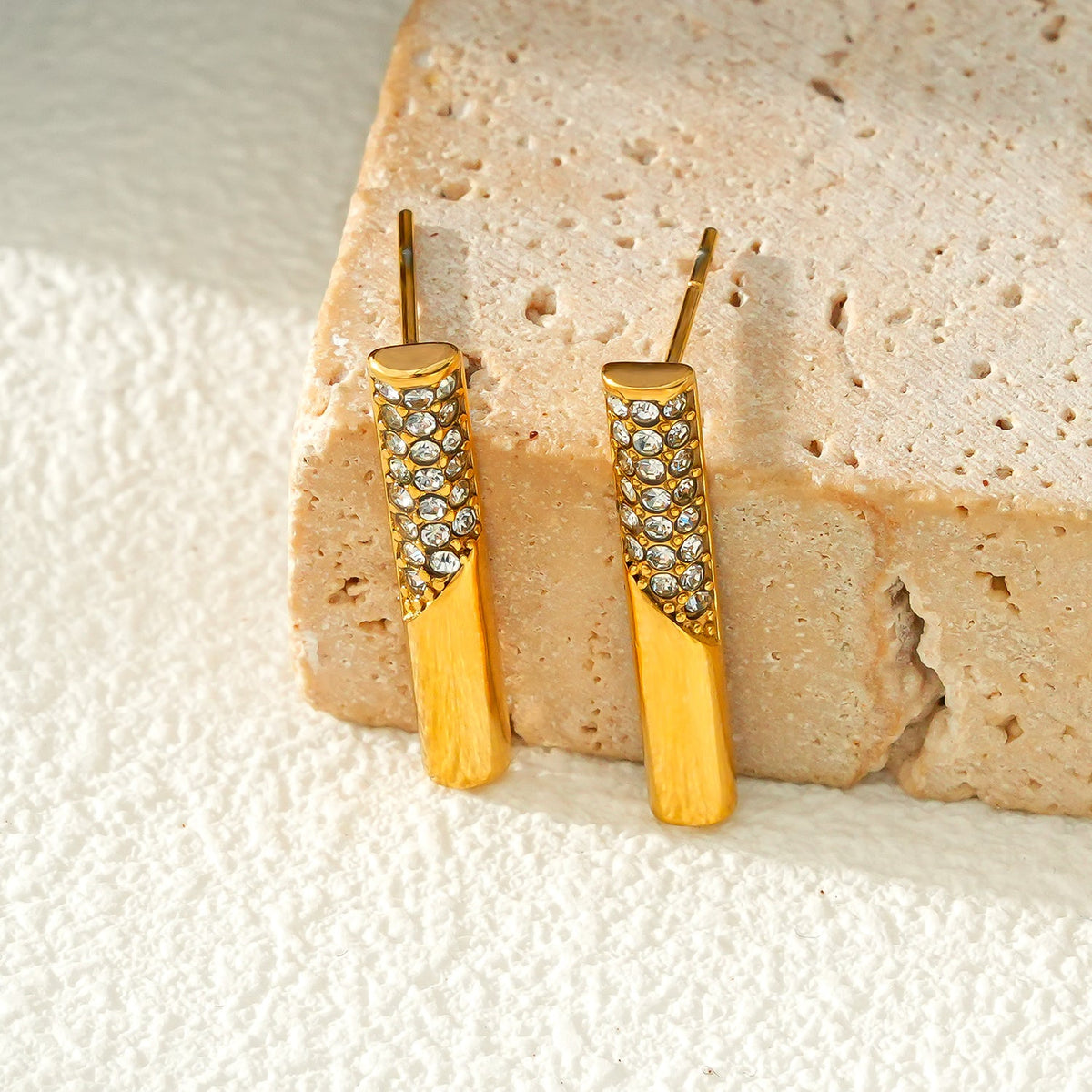 Boucles d'oreilles clous barre serties de zircons pavé minimalistes VOLTAMI Gold
