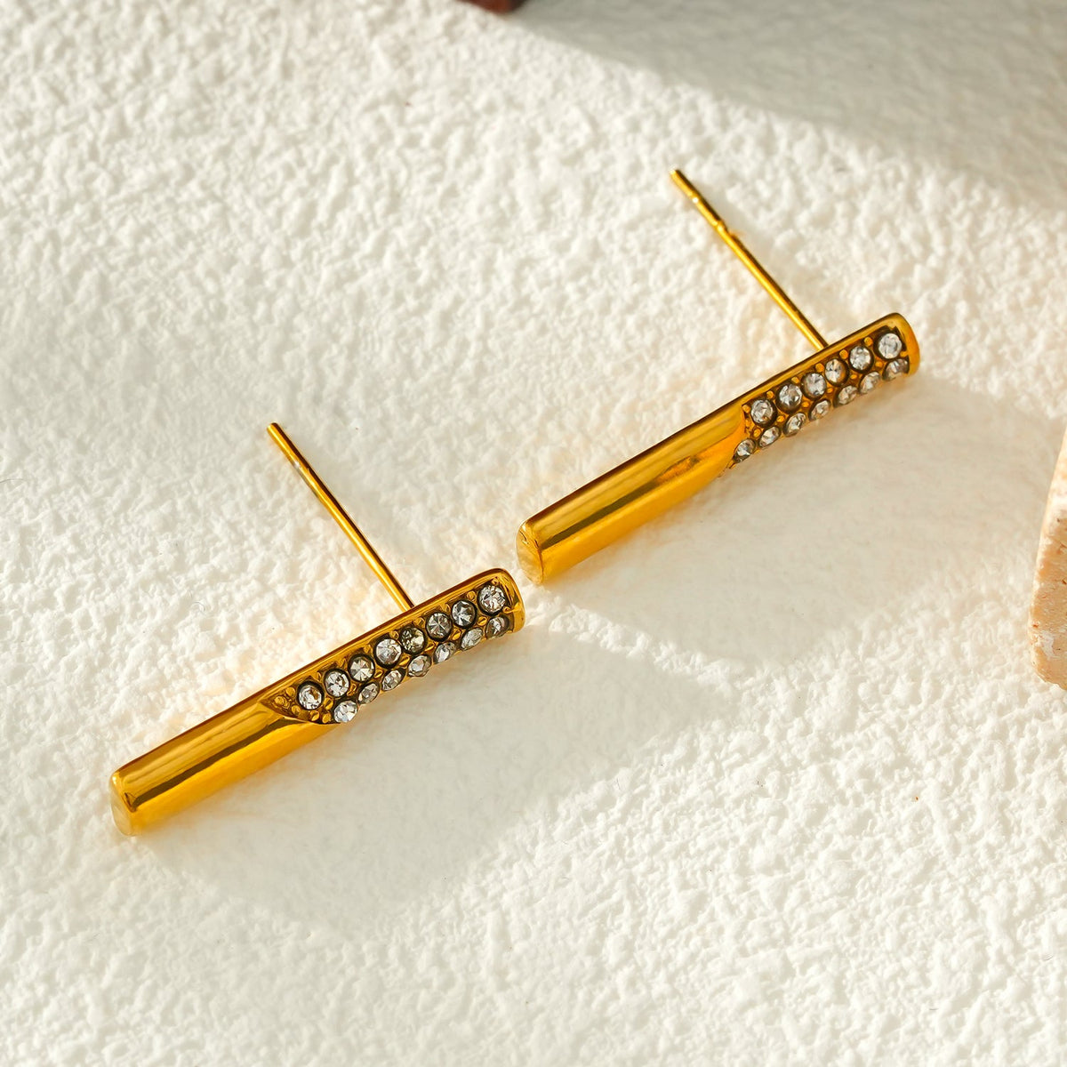 Boucles d'oreilles clous barre serties de zircons pavé minimalistes VOLTAMI Gold